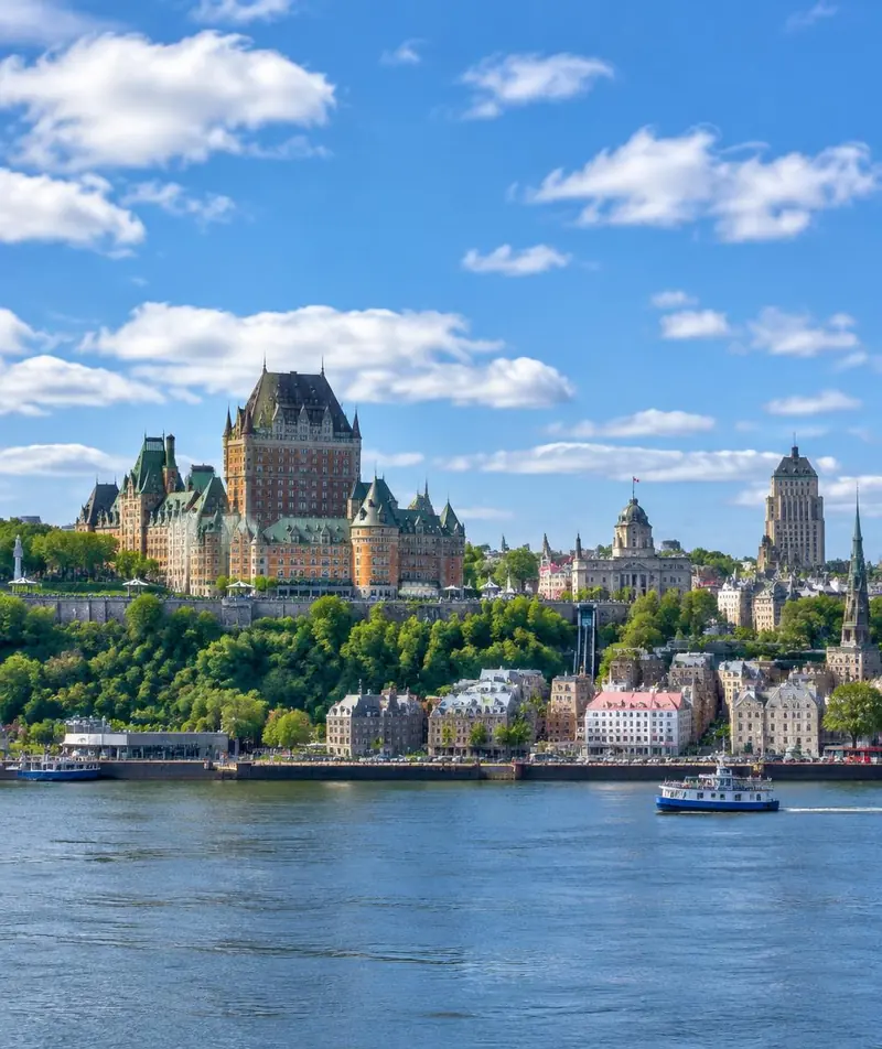 Le Vieux-Québec et le Château Frontenac vus du fleuve Saint-Laurent, à l'extrémité est de notre territoire